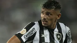 Ex-árbitro ligal o sinal de alerta par Tiquinho e demais jogadores do Botafogo- Foto: Jorge Rodrigues/AGIF