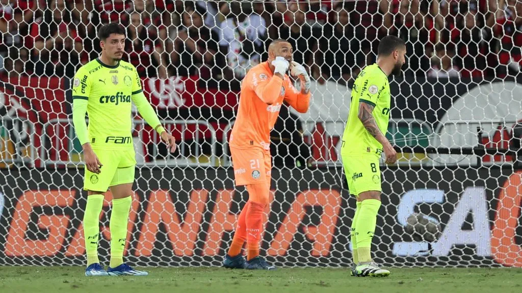 Weverton, Piquerez e Zé Rafael em momento de lavar ‘roupa suja’ em Palmeiras x Flamengo – Foto: Cesar Greco/Palmeiras/by Canon)