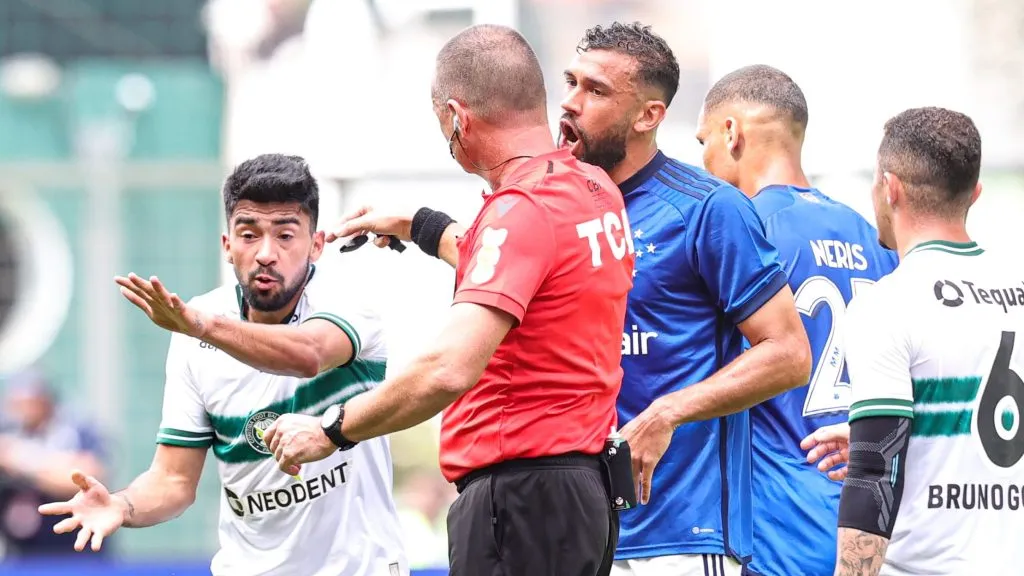 O árbitro Leandro Pedro Vuaden durante partida entre Cruzeiro e Coritiba Foto: Gilson Lobo/AGIF