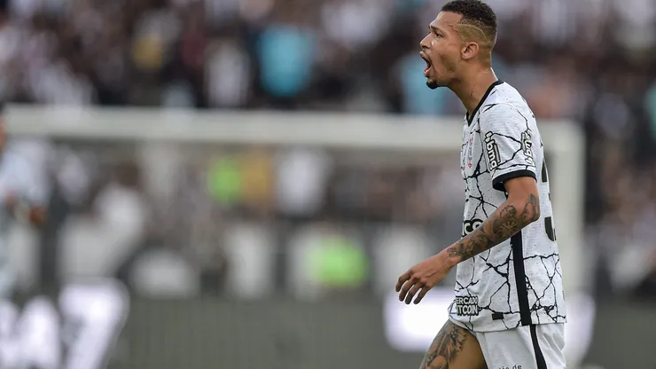 Joao Victor jogador do Corinthians durante partida contra o Botafogo no estadio Engenhao pelo campeonato Brasileiro A 2022. Foto: Thiago Ribeiro/AGIF