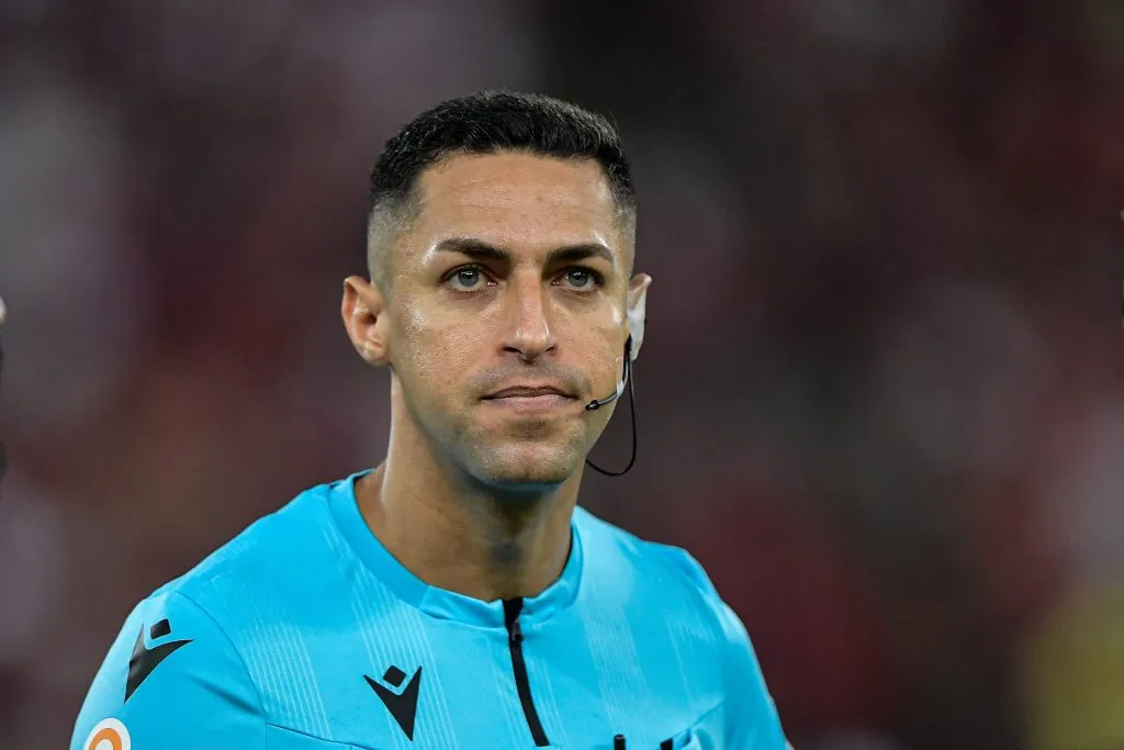 O arbitro Rodrigo Jose Pereira de Lima durante partida entre Flamengo e Palmeiras no estadio Maracana pelo campeonato Brasileiro A 2023.  Thiago Ribeiro/AGIF
