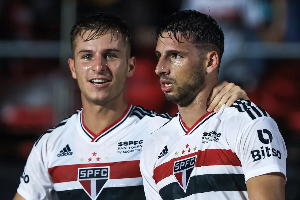 Calleri, jogador do São Paulo, comemora seu gol com Galoppo durante partida contra o Santos no estádio Morumbi pelo campeonato Paulista 2023. Foto: Marcello Zambrana/AGIF