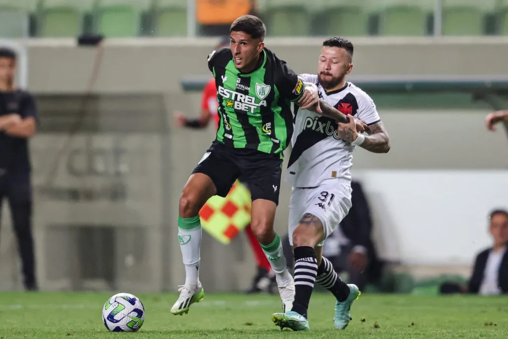 MG – BELO HORIZONTE – 25/09/2023 – BRASILEIRO A 2023, AMERICA-MG X VASCO – Breno jogador do America-MG disputa lance com Rossi jogador do Vasco durante partida no estadio Independencia pelo campeonato Brasileiro A 2023. Foto: Gilson Lobo/AGIF