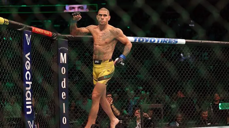 Alex Poatan disputará o cinturão dos meio-pesados no UFC 295. Foto: Getty Images