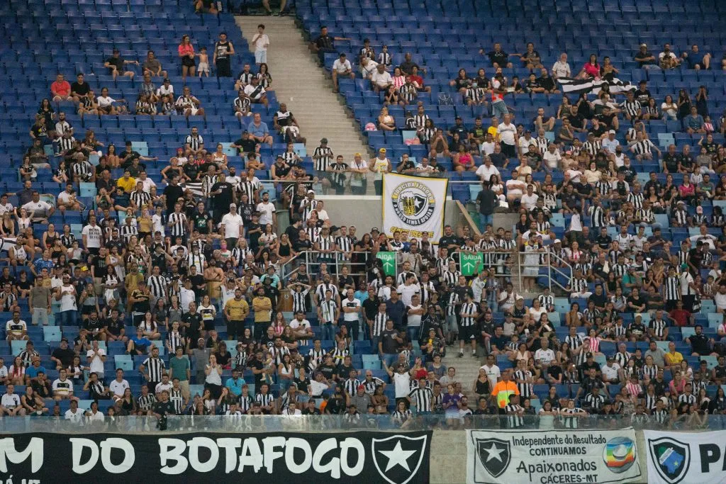 Torcida do Botafogo durante partida contra Cuiabá pelo campeonato Brasileiro A 2022. Foto: Gil Gomes/AGIF