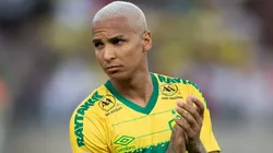 Deyverson jogador do Cuiabá durante execução do hino nacional