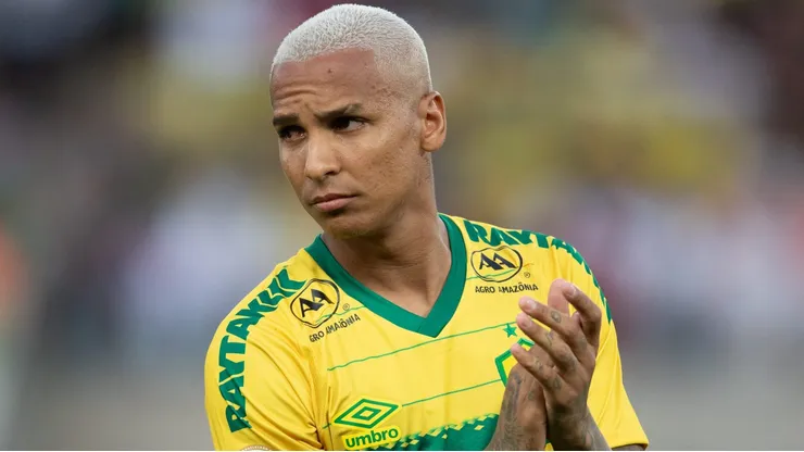Deyverson jogador do Cuiabá durante execução do hino nacional