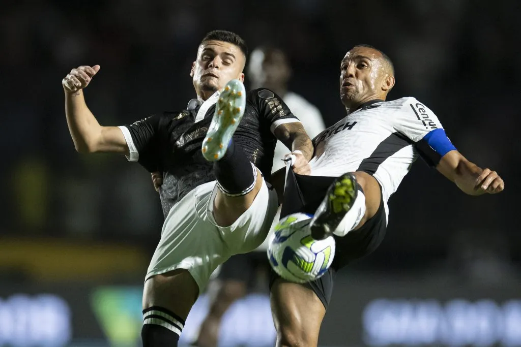 Gabriel Pec jogador do Vasco disputa lance com Marcal jogador do Botafogo durante partida no estadio Sao Januario pelo campeonato Brasileiro A 2023. Jorge Rodrigues/AGIF