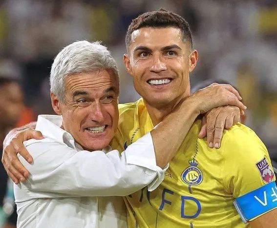 Técnico Luis Castro e Cristiano Ronaldo comemoram pelo Al-Nassr