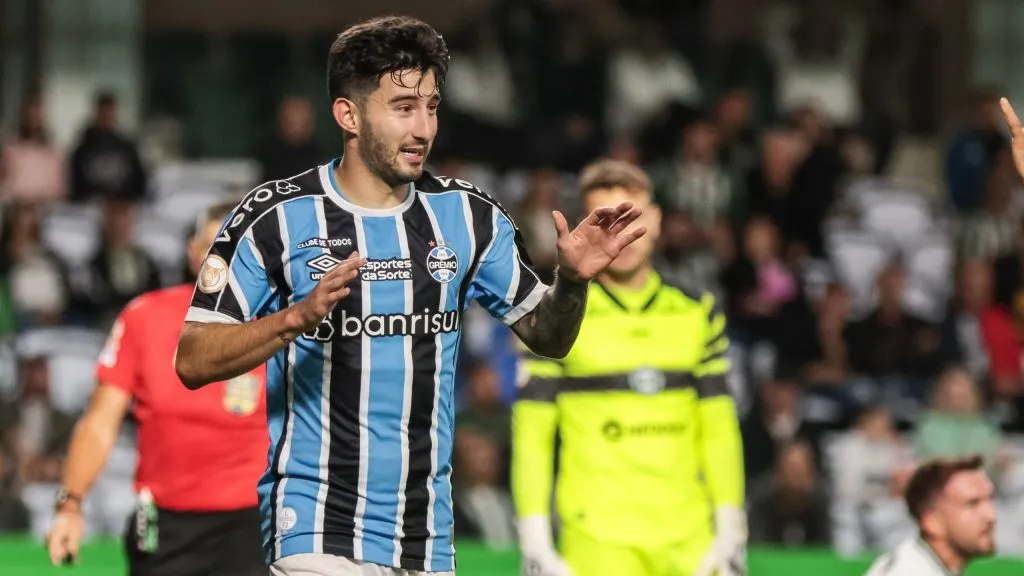 Foto: Robson Mafra/AGIF - Villasanti é cotado no Palmeiras