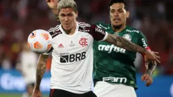 Pedro e Gustavo Gómez em disputa de bola, em partida pelo 1° turno do Campeonato Brasileiro.