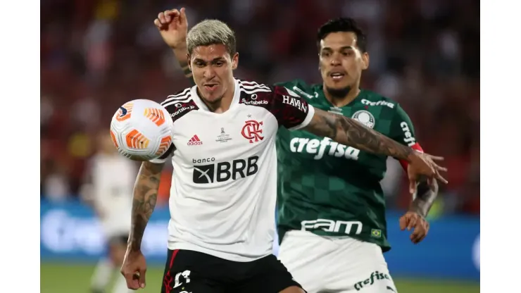 Pedro e Gustavo Gómez em disputa de bola, em partida pelo 1° turno do Campeonato Brasileiro.