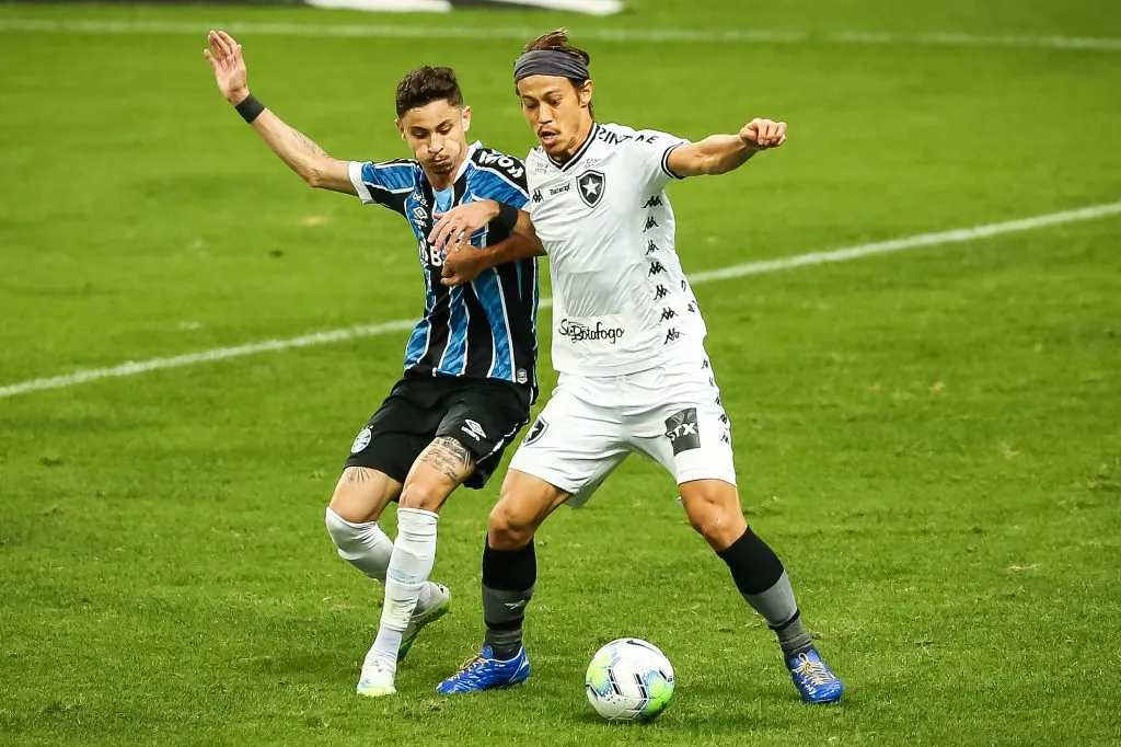 Diogo Barbosa jogador do Gremio disputa lance com Keisuke Honda jogador do Botafogo durante partida no estadio Arena do Gremio pelo campeonato Brasileiro A 2020. Pedro H. Tesch/AGIF