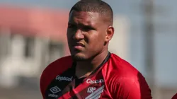 Matheus Felipe será acionado no nov esquema de Wesley - Foto: Robson Mafra/AGIF
