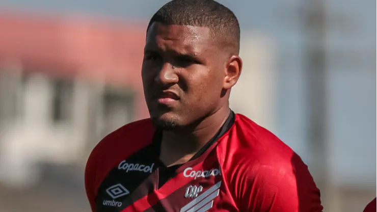 Matheus Felipe será acionado no nov esquema de Wesley - Foto: Robson Mafra/AGIF