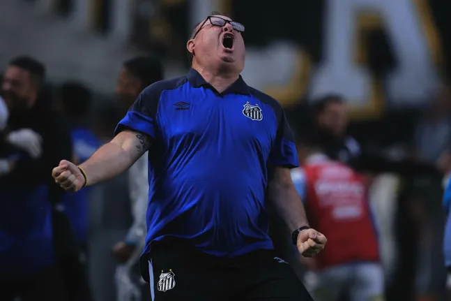 Marcelo Fernandes tecnico do Santos comemora gol de Marcos Leonardo jogador da sua equipe durante partida contra o Vasco no estadio Vila Belmiro pelo campeonato Brasileiro A 2023. Foto: Ettore Chiereguini/AGIF