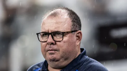 Marcelo Fernandes, treinador do Santos observa equipe em jogo do Brasileirão. Foto: Abner Dourado/AGIF