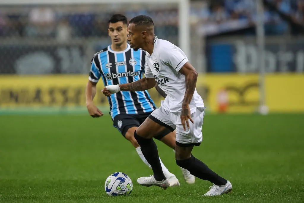 Cristaldo jogador do Gremio disputa lance com Tche Tche jogador do Botafogo durante partida no estadio Arena do Gremio pelo campeonato Brasileiro A 2023. Foto: Pedro H. Tesch/AGIF