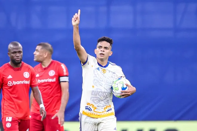 Bruno Rodrigues jogador do Cruzeiro comemora seu gol durante partida contra o Internacional no estadio Mineirao pelo campeonato Brasileiro A 2023. Foto: Gilson Lobo/AGIF