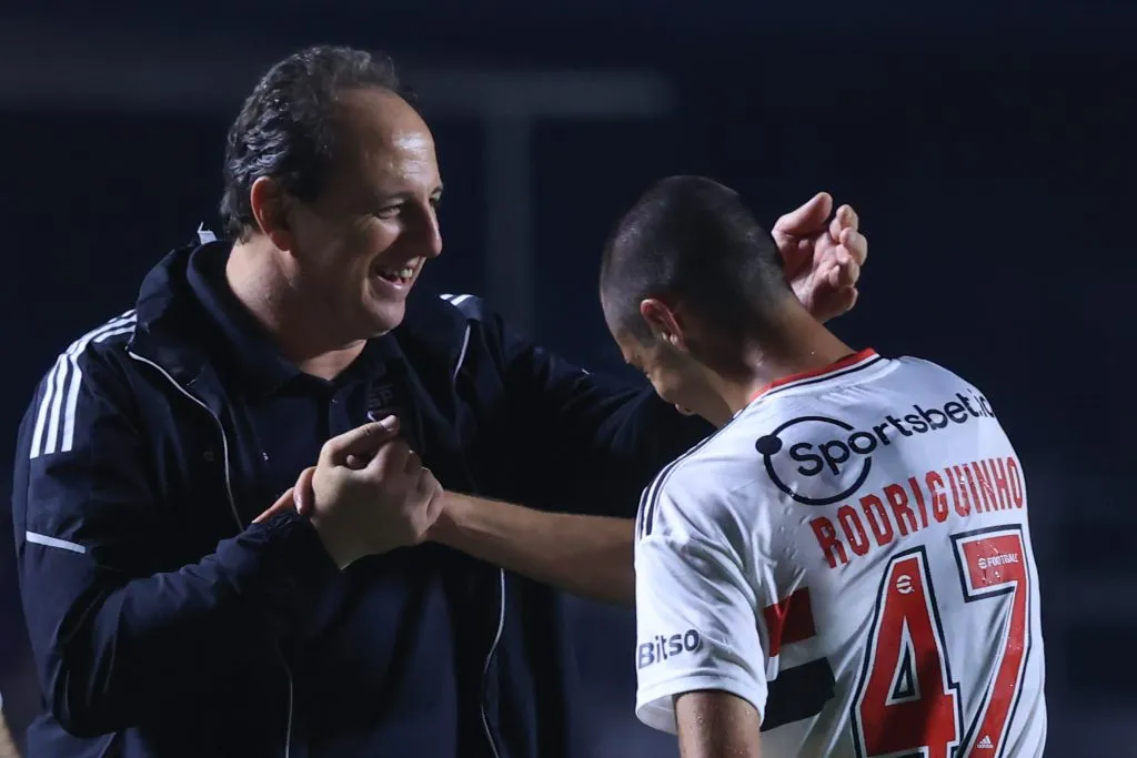 Rodriguinho jogador do São Paulo comemora seu gol com Rogerio Ceni. Foto: Marcello Zambrana/AGIF