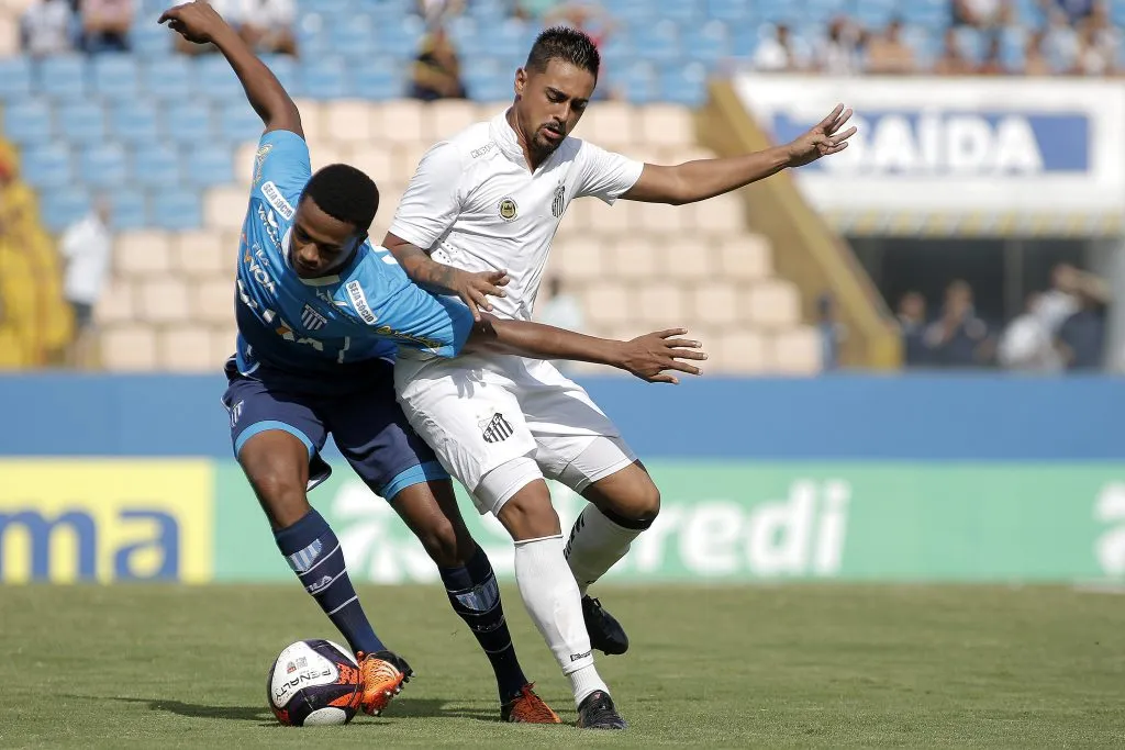 Foto: Daniel Vorley/AGIF – Leo Souza em lance pelo Santos, na Copa São Paulo de 2017