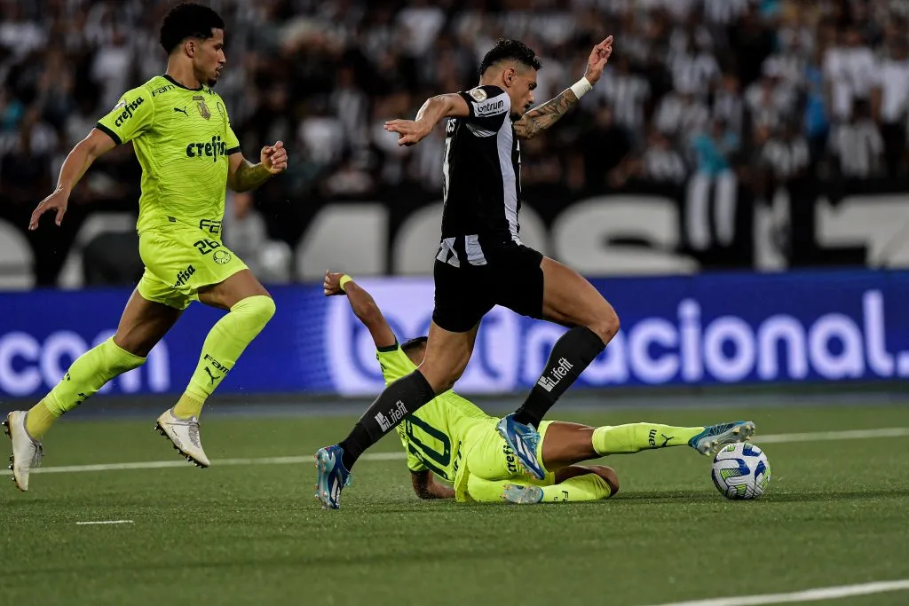 RJ – RIO DE JANEIRO – 01/11/2023 – BRASILEIRO A 2023, BOTAFOGO X PALMEIRAS – Tiquinho Soares jogador do Botafogo disputa lance com Rony jogador do Palmeiras durante partida no estadio Engenhao pelo campeonato Brasileiro A 2023. Foto: Thiago Ribeiro/AGIF