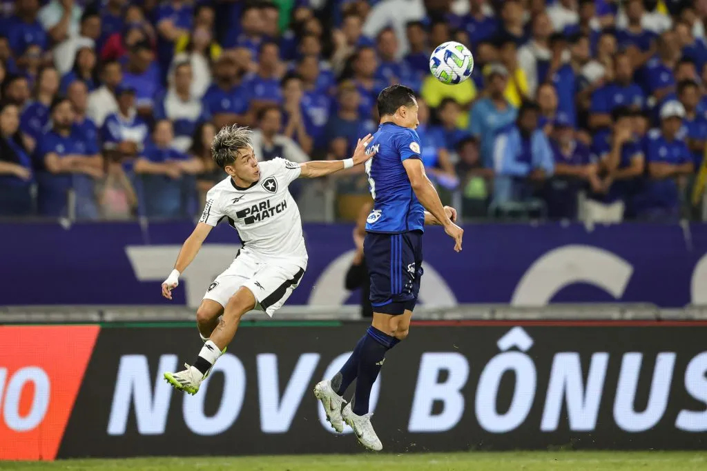 Segovia e Marlon disputam bola.Foto: Gilson Lobo/AGIF