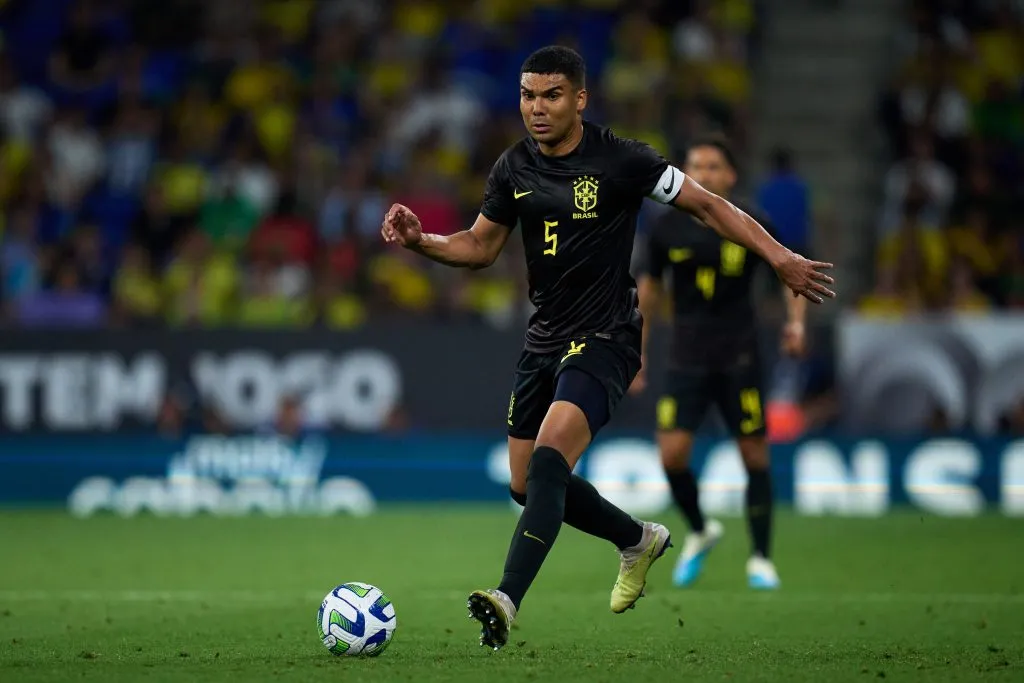 Casemiro em ação com a camisa da Seleção Brasileira – Foto: Alex Caparros/Getty Images