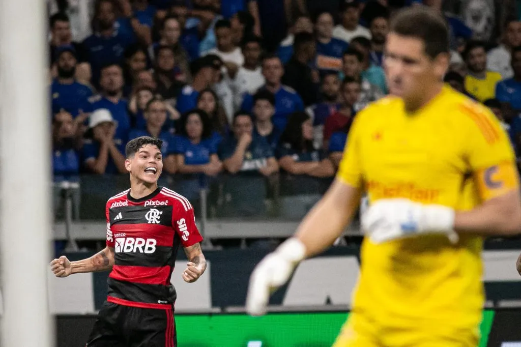 Ayrton Lucas jogador do Flamengo comemora seu gol durante partida contra o Cruzeiro no estadio Mineirao pelo campeonato Brasileiro A 2023. Foto: Fernando Moreno/AGIF