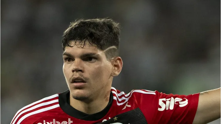 Ayrton Lucas perto de marca importante pelo Flamengo. Foto: Jorge Rodrigues/AGIF