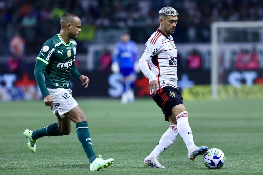 Mayke jogador do Palmeiras disputa lance com De Arrascaeta jogador do Flamengo durante partida no estadio Arena Allianz Parque pelo campeonato Brasileiro A 2023. Foto: Marcello Zambrana/AGIF