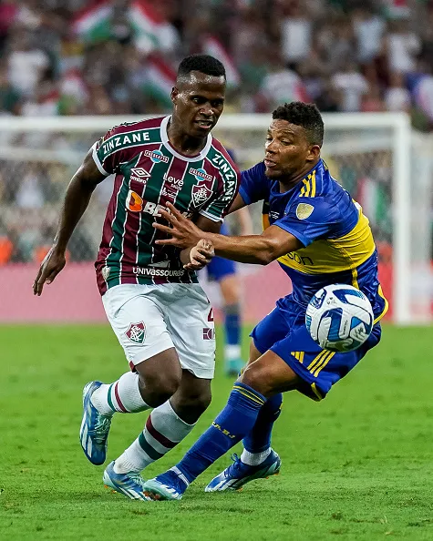 Fabra disputa jogada com Jhon Arias. Foto: Santiago Joel Abdala / Pressinphoto / Icon Sport.