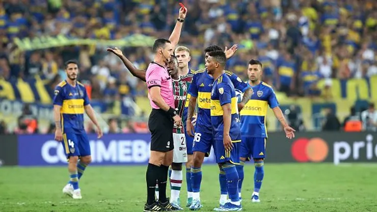 Wilmar Roldan expulsa Fabra após tapa em Nino. Foto: Raul Sifuentes/Getty Images.