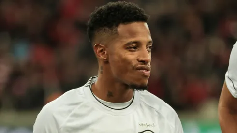 Tche Tche jogador do Botafogo durante execucao do hino nacional antes da partida contra o Athletico-PR no estadio Arena da Baixada pelo campeonato Copa do Brasil 2023. Foto: Robson Mafra/AGIF