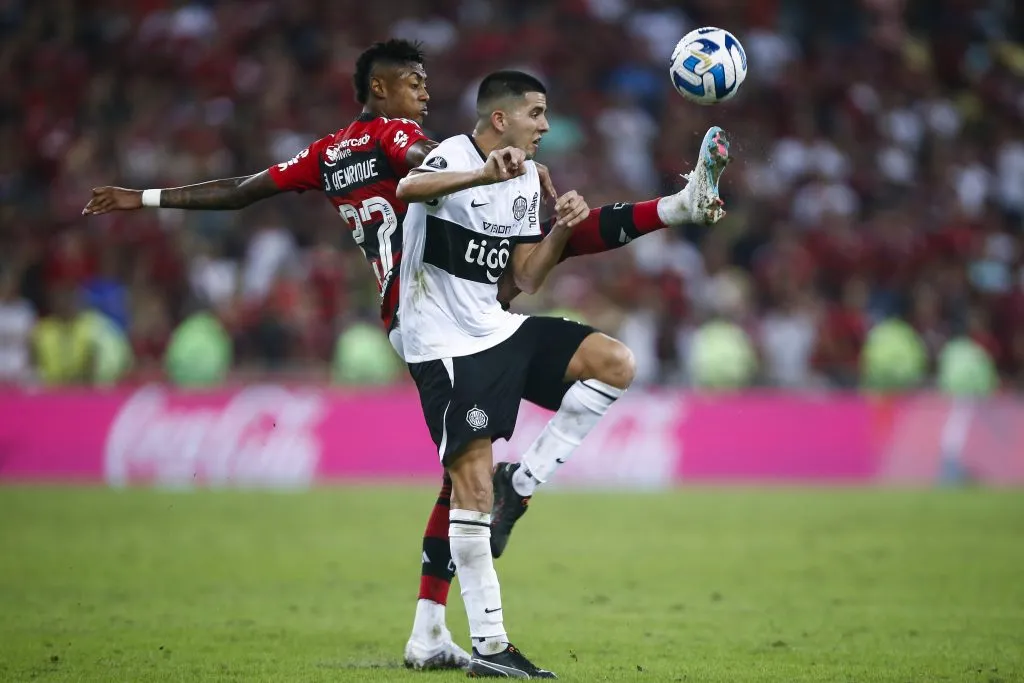 Mateo Gamarra, do Olimpia, em ação contra o Flamengo na Libertadores em que os paraguaios eliminaram o time carioca – Foto: Wagner Meier/Getty Images