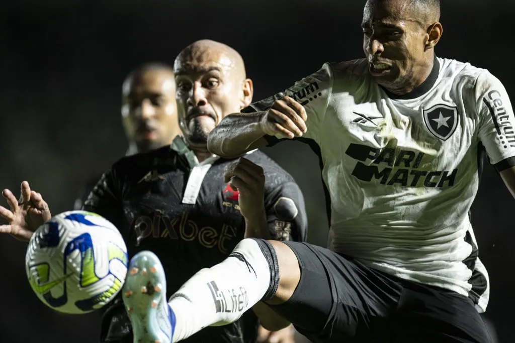 Maicon jogador do Vasco disputa lance com Victor Sa jogador do Botafogo durante partida no estadio Sao Januario pelo campeonato Brasileiro A 2023. Foto: Jorge Rodrigues/AGIF