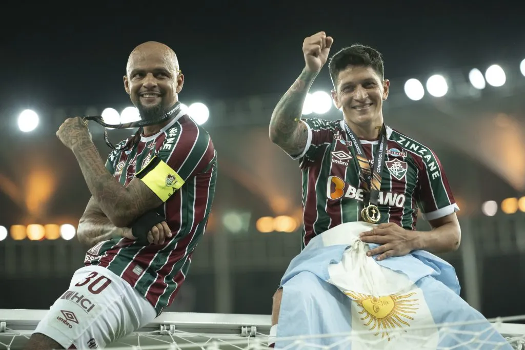 RJ – RIO DE JANEIRO – 04/11/2023 – LIBERTADORES 2023, BOCA JUNIORS X FLUMINENSE – German Cano jogador do Fluminense comemora titulo com Felipe Melo jogador da sua equipe apos a partida contra o Boca Juniors no estadio Maracana pelo campeonato Libertadores 2023. Foto: Jorge Rodrigues/AGIF