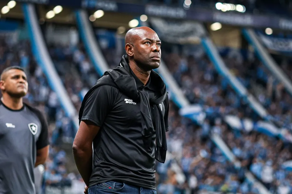 Claudio Cacapa tecnico do Botafogo durante partida contra o Gremio no estadio Arena do Gremio pelo campeonato Brasileiro A 2023. Foto: Maxi Franzoi/AGIF