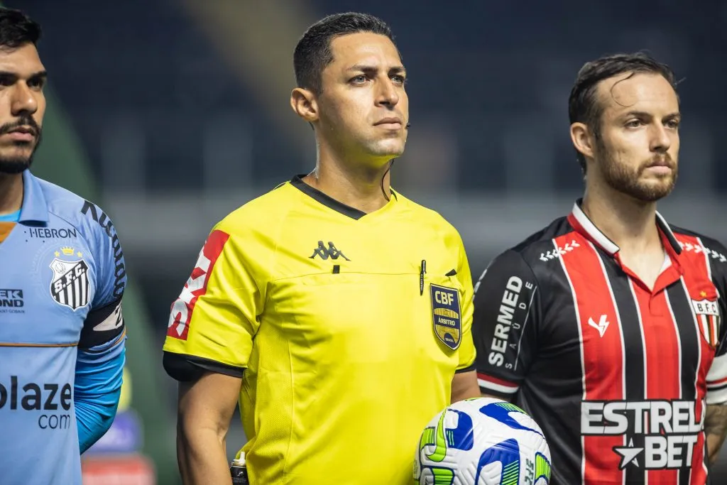 O arbitro Rodrigo Jose Pereira de Lima durante partida entre Santos e Botafogo-SP no estadio Vila Belmiro pelo campeonato Copa do Brasil 2023. Foto: Abner Dourado/AGIF