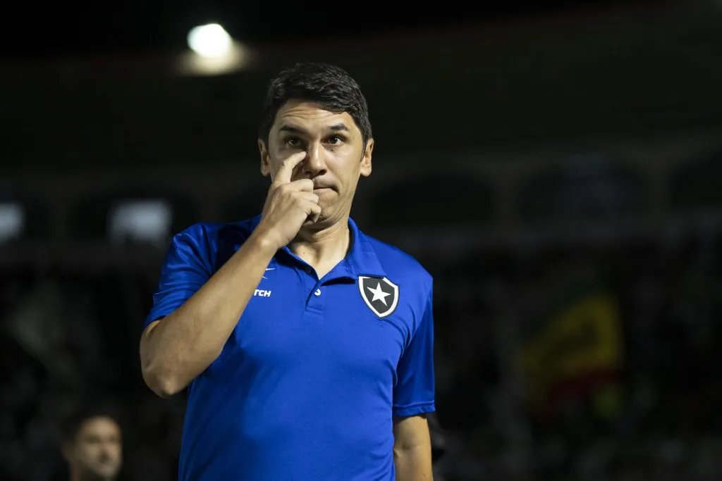 Lucio Flavio tecnico do Botafogo durante partida contra o Vasco no estadio Sao Januario pelo campeonato Brasileiro A 2023. Jorge Rodrigues/AGIF