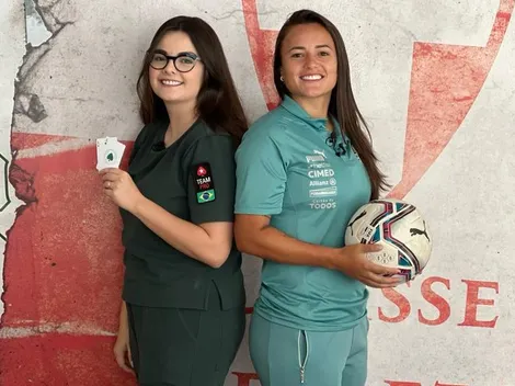 O baralho e a bola nas mãos e pés delas