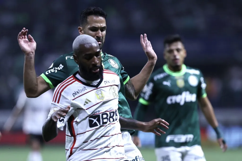 Luan jogador do Palmeiras disputa lance com Gerson jogador do Flamengo durante partida no estadio Arena Allianz Parque pelo campeonato Brasileiro A 2023. Marcello Zambrana/AGIF