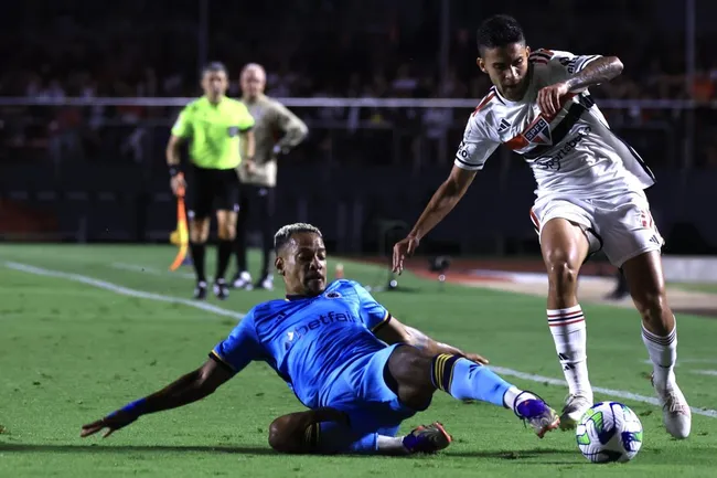 Rodrigo Nestor, jogador do São Paulo, disputa lance com jogador do Cruzeiro durante partida no estádio Morumbi, pelo Brasileirão 2023 – Foto: Marcello Zambrana/AGIF