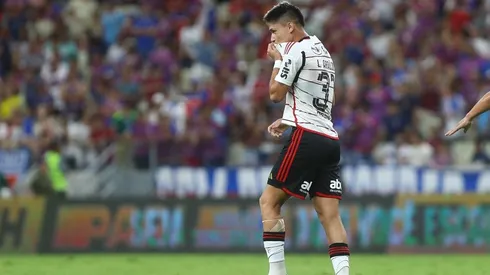 Luiz Araújo comemorando o gol contra o Fortaleza beijando o símbolo do Flamengo. Foto: Gilvan de Souza / Flamengo