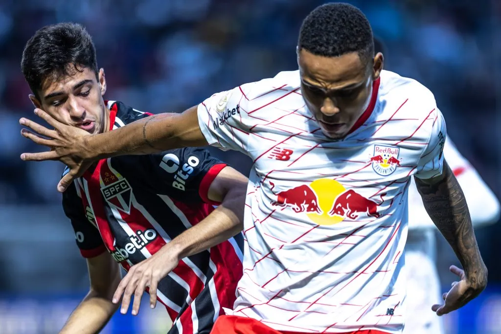 Natan jogador do Bragantino disputa lance com Rodriguinho jogador do Sao Paulo durante partida no estadio Nabi Abi Chedid pelo campeonato Brasileiro A 2023 e se enfrentam quarta-feira de novamente. Marcello Zambrana/AGIF