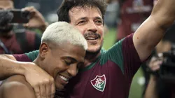 John Kennedy abraça Fernando Diniz após título do Fluminense na Libertadores - Foto: Jorge Rodrigues/AGIF