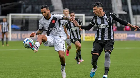 Victor Cuesta jogador do Botafogo disputa lance com Alex Teixeira jogador do Vasco durante partida no estadio Engenhao pelo campeonato Brasileiro A 2023. Foto: Thiago Ribeiro/AGIF