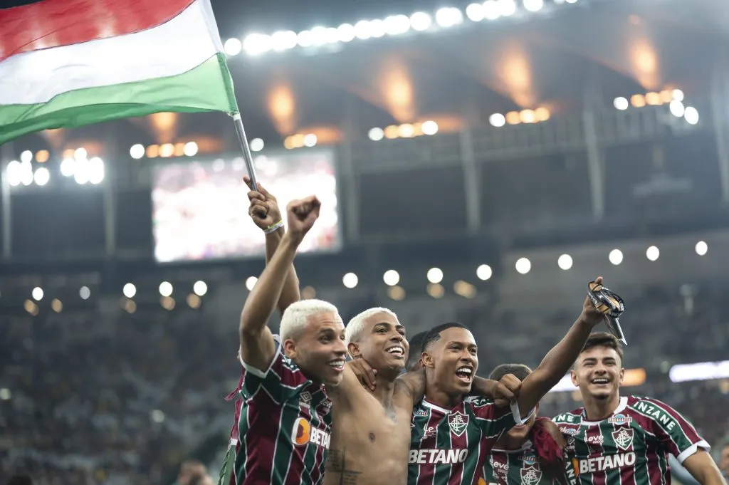 JK comemora o título com companheiros.Foto: Jorge Rodrigues/AGIF