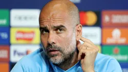 Pep Guardiola em entrevista sobre o Mundial. O técnico do City 'está com a pulga atrás da orelha' (Photo by Charlotte Tattersall/Getty Images)