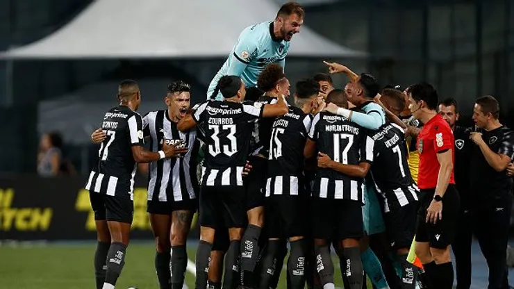 Jogadores do Botafogo celebram gol no Engenhão. Foto: Wagner Meier/Getty Images.
